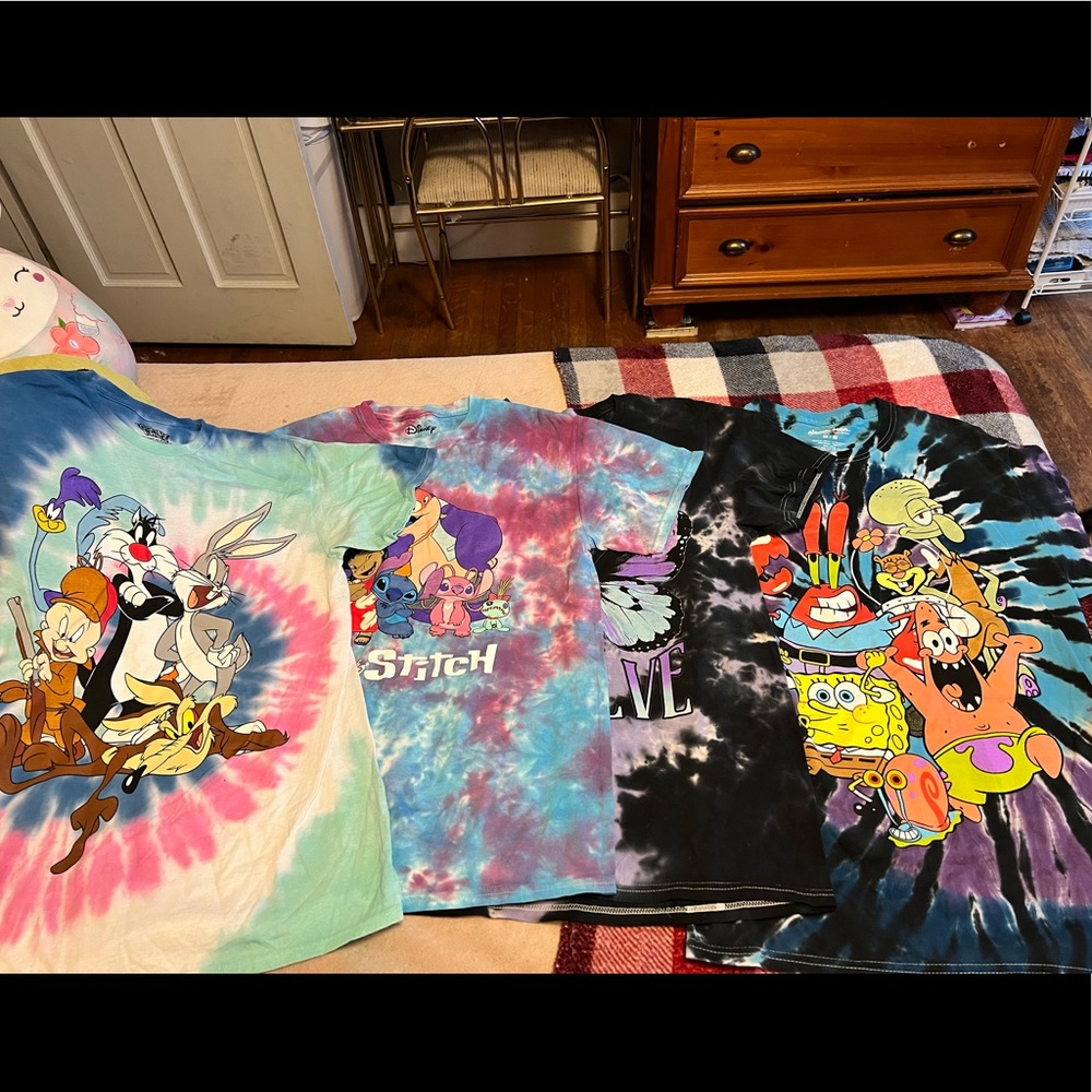 Set of 4 colorful tees (AMAZING CONDITION NEVER WORN)